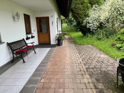 Gepflegtes, freist., gut ausgestattetes 3-FamH., Waldshut-OT, gepflegte Aussenanlage, Areal ca. 1.000 m², Garagen