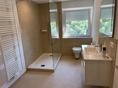 Mod. 3-Zi-Whg i. Bungalowstil, sep. zugänglich, ca. 88 m² Wohnfl., EBK, Vorgarten, 2 Kfz-Stellplätze, sof. 