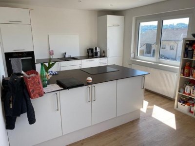 Mod. 3-Zi-Whg i. Bungalowstil, sep. zugänglich, ca. 88 m² Wohnfl., EBK, Vorgarten, 2 Kfz-Stellplätze, sof. 