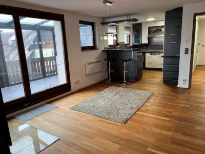 Günstige, gut ausgestattete 2-Zi-ETW, ca. 73 m² Wohnfl., Südbalkon, Alpenblick, Wintergarten, Holzpellet-Ofen + Wandplattenheiz., EBK - Essbar, Gäste-WC mit Waschmaschinenplatz, HW-Abstellraum, Bodenbeläge erneuert, sof., Einkauf fussläu