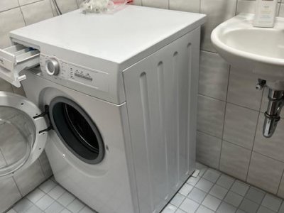 Günstige, gut ausgestattete 2-Zi-ETW, ca. 73 m² Wohnfl., Südbalkon, Alpenblick, Wintergarten, Holzpellet-Ofen + Wandplattenheiz., EBK - Essbar, Gäste-WC mit Waschmaschinenplatz, HW-Abstellraum, Bodenbeläge erneuert, sof., Einkauf fussläu