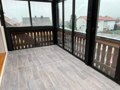 Günstige, gut ausgestattete 2-Zi-ETW, ca. 73 m² Wohnfl., Südbalkon, Alpenblick, Wintergarten, Holzpellet-Ofen + Wandplattenheiz., EBK - Essbar, Gäste-WC mit Waschmaschinenplatz, HW-Abstellraum, Bodenbeläge erneuert, sof., Einkauf fussläu