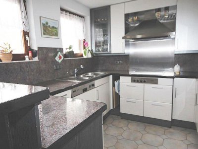 Mod. neu ausgestattete 2-Zimmer-ETW, Südbalkon, Alpenblick, Wintergarten, Holzpellet-Ofen + neue elektr. Heizelemente, EBK / Essbar, Gäste-WC mit Waschmaschinenplatz, Abstellraum, sof. 