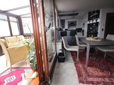 Günstige, gut ausgestattete 2-Zi-ETW, ca. 73 m² Wohnfl., Südbalkon, Alpenblick, Wintergarten, Holzpellet-Ofen + Wandplattenheiz., EBK - Essbar, Gäste-WC mit Waschmaschinenplatz, HW-Abstellraum, Bodenbeläge erneuert, sof., Einkauf fussläu