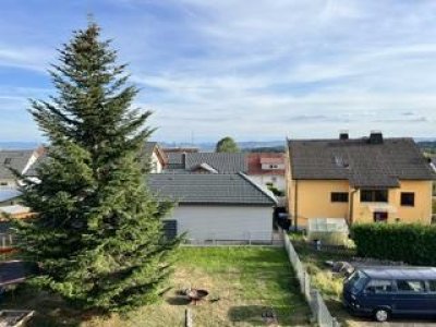 Günstige, gut ausgestattete 2-Zi-ETW, ca. 73 m² Wohnfl., Südbalkon, Alpenblick, Wintergarten, Holzpellet-Ofen + Wandplattenheiz., EBK - Essbar, Gäste-WC mit Waschmaschinenplatz, HW-Abstellraum, Bodenbeläge erneuert, sof., Einkauf fussläu