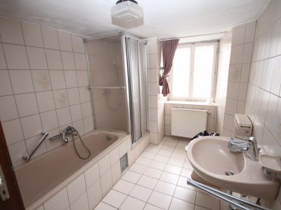 Ält. Haus m. Treppenlift, charmantem Garten, Wintergarten, Werkstatt, 5 Zi., 2 Garagen, ideal für Heimwerker u. Grenzgänger, Zollübergang + 