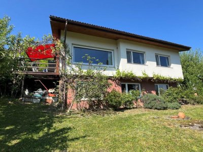 Charmantes, gepflegtes, regelmässig renov. EFH mit idyllischem Gartenfreisitz und hochwertiger Ausstattung – Ihr neues Zuhause mit traumhaftem Bergblick
gr. Sonnenterr., alter Baumbestand, ruh. Lage, Zentralheizung von 2004, Schwedenofen, Kunst, Garage