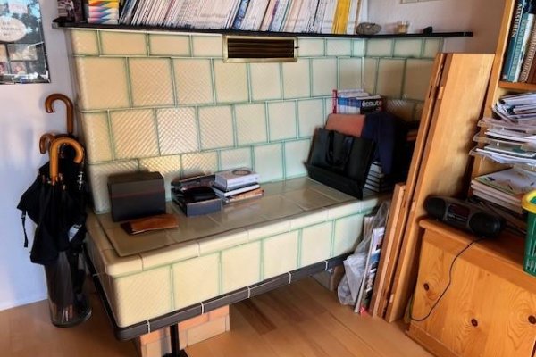 Arbeit-/ Schlafzimmer mit Kunst