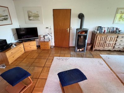 Charmantes, gepflegtes, regelmässig renov. EFH mit idyllischem Gartenfreisitz und hochwertiger Ausstattung – Ihr neues Zuhause mit traumhaftem Bergblick
gr. Sonnenterr., alter Baumbestand, ruh. Lage, Zentralheizung von 2004, Schwedenofen, Kunst, Garage