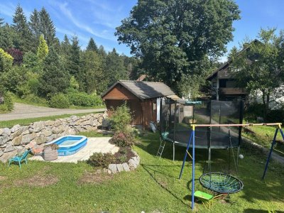 Idyllisch, in der Natur eingebettet gelegenes Wohn- auch Ferienhaus, Waldrand, Sackgasse, Eckgrundstück ca. 660 m², in ruhiger Ortsrandalleinlage, Wintergarten, Terrasse, Markise, Freisitz, ZH, Holzpellet, Schwedenofen, Garage