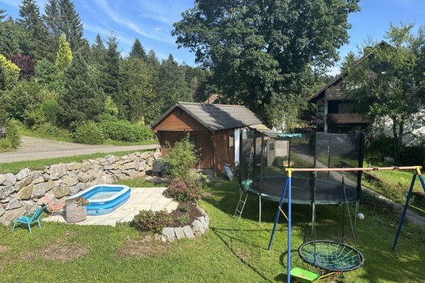 Kinderspielbereich und Gartenhaus