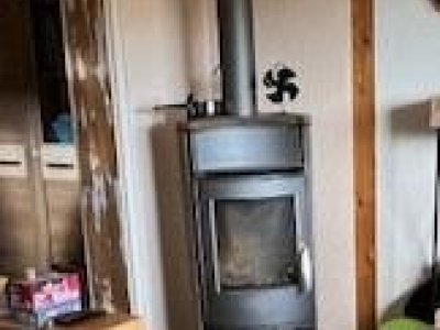 Idyllisch, in der Natur eingebettet gelegenes Wohn- auch Ferienhaus, Waldrand, Sackgasse, Eckgrundstück ca. 660 m², in ruhiger Ortsrandalleinlage, Wintergarten, Terrasse, Markise, Freisitz, ZH, Holzpellet, Schwedenofen, Garage