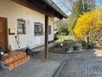 In sonniger Sackgassenlage, EBK, ELW, freist., Bj. 91, EG+OG 5 ½ Zi., EBK, gr. tiefer Balkon, schöner Blick auf Wutöschinger Berg, Westgrundstück mit Gartenhaus und Platz für Pool, Garage, GG: sep. zugänglich, Wintergarten, Kamin, Gartenfreisitz, Garage