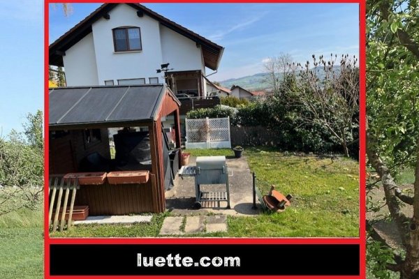 In sonn. Sackgassenlage, EFH, ELW, freist., Bj. 91, EG+OG 5 ½ Zi., EBK, gr. Balkon, schöner Blick auf Wutöschinger Berg, Westgrst mit Gartenhaus u. Platz für Pool, GG: sep. zugängl., Wintergarten, gr. Bad, Fenster, Kamin, Gartenfreisitz, 2 Garagen+Carport