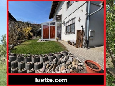 In sonn. Sackgassenlage, EFH, ELW, freist., Bj. 91, EG+OG 5 ½ Zi., EBK, gr. Balkon, schöner Blick auf Wutöschinger Berg, Westgrst mit Gartenhaus u. Platz für Pool, GG: sep. zugängl., Wintergarten, gr. Bad, Fenster, Kamin, Gartenfreisitz, 2 Garagen+Carport