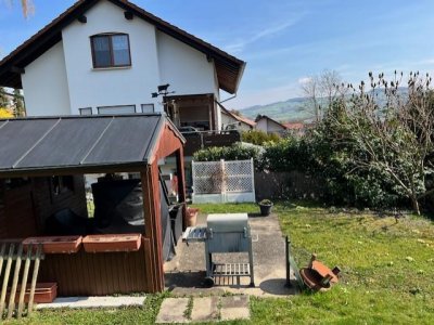 Attraktives Einfamilienhaus in sonniger, ruhiger Sackgassenlage am Ortsrand – mit 2 Garagen, Carport und separater 2-Zimmer-Einliegerwohnung
freist., Bj. 91, EG+OG 5 ½ Zi., EBK, gr. tiefer Balkon, Gartenhaus, GG: 2-Zi-ELW, Kamin, Gartenfreisitz