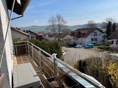 In sonniger Sackgassenlage, EBK, ELW, freist., Bj. 91, EG+OG 5 ½ Zi., EBK, gr. tiefer Balkon, schöner Blick auf Wutöschinger Berg, Westgrundstück mit Gartenhaus und Platz für Pool, Garage, GG: sep. zugänglich, Wintergarten, Kamin, Gartenfreis...