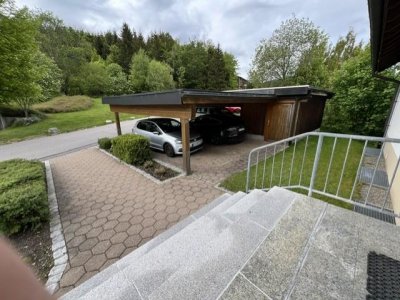Gediegene 3-Zi-ETW, ebenerdiger bergseitiger Zugang, talseitig 2-geschossig, ruhige Waldrandlage, Massivholz-Parkett, großer teilweise überdachter Balkon, kleine gepflegte Wohneinheit, Carport, solide verwaltet