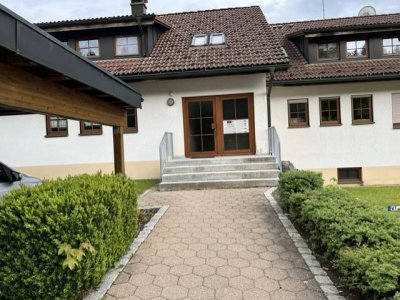 Gediegene 3-Zi-ETW, ebenerdiger bergseitiger Zugang, talseitig 2-geschossig, ruhige Waldrandlage, Massivholz-Parkett, großer teilweise überdachter Balkon, kleine gepflegte Wohneinheit, Carport, solide verwaltet