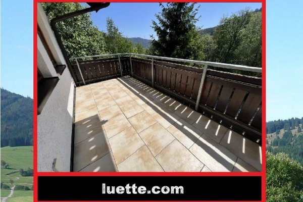 Gediegene 3-Zi-ETW, ebenerdiger bergseitiger Zugang, talseitig 2-geschossig, ruhige Waldrandlage, Massivholz-Parkett, großer teilweise überdachter Balkon, kleine gepflegte Wohneinheit, Carport, solide verwaltet