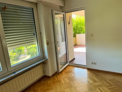 3-Zi-Whg, ca. 94 m² Wohnfl., Rheinblick, gr. Sonnenterrasse und Balkon, Gartenspielbereich, EBK, in kl. 2FamH, Nähe Schule, Bushaltestelle, fussläufig ca. 5 Min. in Stadtzentrum, Garage auf Wunsch