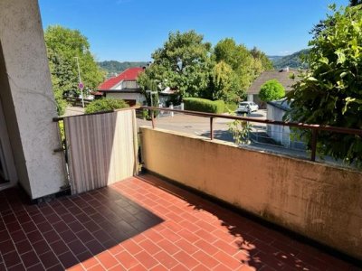 3-Zi-Whg, ca. 102 m² Wohnfl. inkl. gr. Sonnenterrasse und Balkon, Rheinblick, Gartenspielbereich, in kl. 2FamH, Nähe Schule, Bushaltestelle, fussläufig ca. 5 Min. in Stadtzentrum