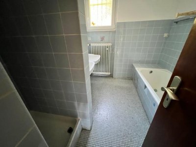 3-Zi-Whg, ca. 94 m² Wohnfl., Rheinblick, gr. Sonnenterrasse und Balkon, Gartenspielbereich, EBK, in kl. 2FamH, Nähe Schule, Bushaltestelle, fussläufig ca. 5 Min. in Stadtzentrum, Garage auf Wunsch