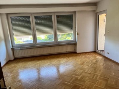 3-Zi-Whg, ca. 94 m² Wohnfl., Rheinblick, gr. Sonnenterrasse und Balkon, Gartenspielbereich, EBK, in kl. 2FamH, Nähe Schule, Bushaltestelle, fussläufig ca. 5 Min. in Stadtzentrum, Garage auf Wunsch