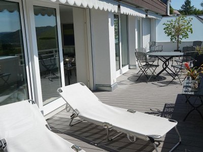 Diese ansprechende Wohnung im Maisonette-Stil besticht durch ihre private Atmosphäre dank eigenem Hauseingang sowie einer eigenen effizienten Etagenheizung