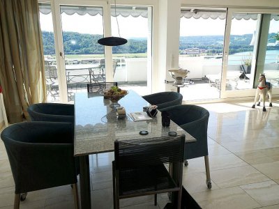 Diese ansprechende Wohnung im Maisonette-Stil besticht durch ihre private Atmosphäre dank eigenem Hauseingang sowie einer eigenen effizienten Etagenheizung