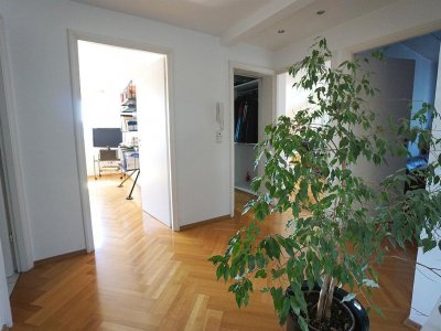Diese ansprechende Wohnung im Maisonette-Stil besticht durch ihre private Atmosphäre dank eigenem Hauseingang sowie einer eigenen effizienten Etagenheizung
