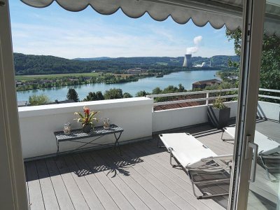 Diese ansprechende Wohnung im Maisonette-Stil besticht durch ihre private Atmosphäre dank eigenem Hauseingang sowie einer eigenen effizienten Etagenheizung