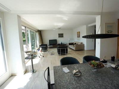 Diese ansprechende Wohnung im Maisonette-Stil besticht durch ihre private Atmosphäre dank eigenem Hauseingang sowie einer eigenen effizienten Etagenheizung