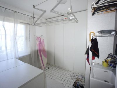 Diese ansprechende Wohnung im Maisonette-Stil besticht durch ihre private Atmosphäre dank eigenem Hauseingang sowie einer eigenen effizienten Etagenheizung