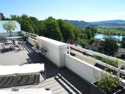 Diese ansprechende Wohnung im Maisonette-Stil besticht durch ihre private Atmosphäre dank eigenem Hauseingang sowie einer eigenen effizienten Etagenheizung