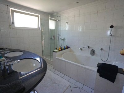 Diese ansprechende Wohnung im Maisonette-Stil besticht durch ihre private Atmosphäre dank eigenem Hauseingang sowie einer eigenen effizienten Etagenheizung