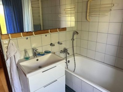 Charmantes, gepflegtes, regelmässig renov. EFH mit idyllischem Gartenfreisitz und hochwertiger Ausstattung – Ihr neues Zuhause mit traumhaftem Bergblick
gr. Sonnenterr., alter Baumbestand, ruh. Lage, Zentralheizung von 2004, Schwedenofen, Kunst, Garage