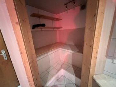 Charmantes, gepflegtes, regelmässig renov. EFH mit idyllischem Gartenfreisitz und hochwertiger Ausstattung – Ihr neues Zuhause mit traumhaftem Bergblick
gr. Sonnenterr., alter Baumbestand, ruh. Lage, Zentralheizung von 2004, Schwedenofen, Kunst, Garage