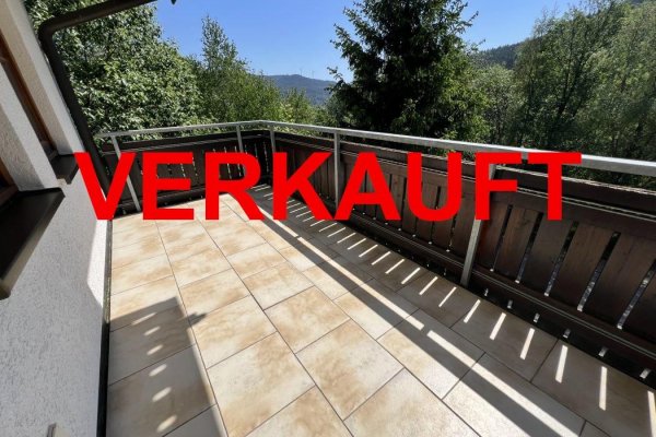 VERKAUFT in 2026 - Gediegene 3-Zi-ETW, ebenerdiger bergseitiger Zugang, talseitig 2-geschossig, ruhige Waldrandlage, Massivholz-Parkett, großer teilweise überdachter Balkon, kleine gepflegte Wohneinheit, Carport, solide verwaltet