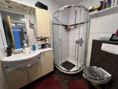 Gelegenheit: 4 1/2-Zi-ETW, 106 m² Wohnfl., Blick in die Natur, Bad / WC u. Fenster erneuert, Lift, EBK, gr. überd. Blk., Markise