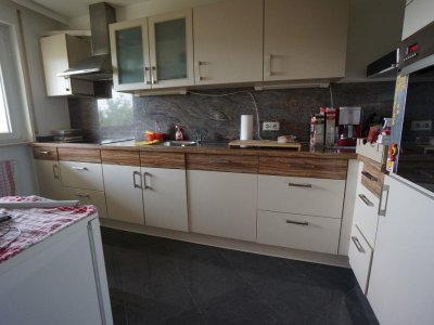 Gelegenheit: 4 1/2-Zi-ETW, 106 m² Wohnfl., Blick in die Natur, Bad / WC u. Fenster erneuert, Lift, EBK, gr. überd. Blk., Markise